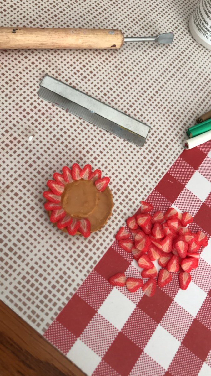 AudreyRouland's tweet photo. En pleine création 🍓🍓 #fimo #patepolymere #polymerclay #patefimo #creation #fraise https://t.co/8mzmgUBUiY