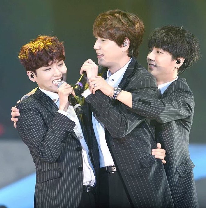 SweetKyu0817's tweet photo. #JOIN_HANDS 
#SUPER_JUNIOR_KRY
あの日離した手を今も覚えてる どれくらい時間が経ったろう 遠ざかる背中を見送りながら 精一杯強がってた
泣いても笑っても キミの傍で ボクらしくいたい…

#규현 
#Kyuhyun 
#キュヒョン https://t.co/o6TWcMobYy