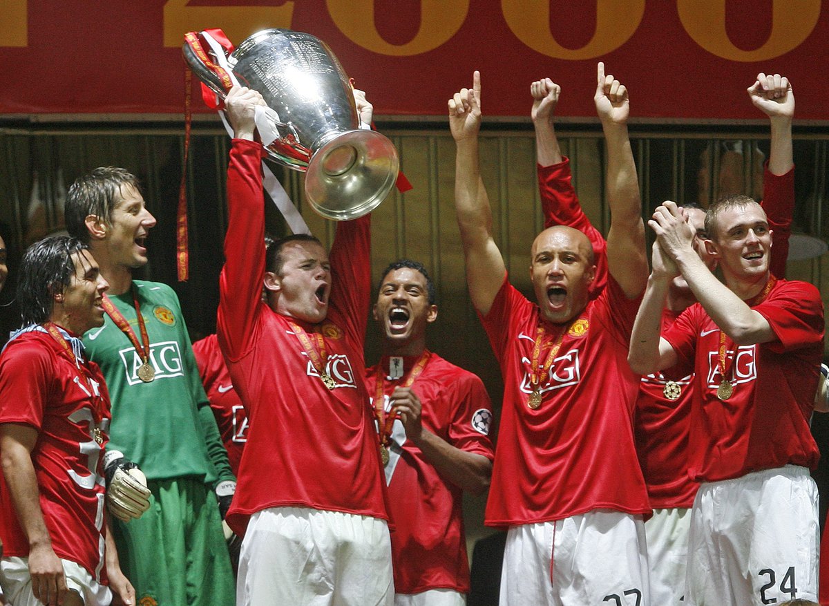 Wayne Rooney solleva il trofeo della Champions League, vinto ai rigori contro il Chelsea nella finale di Mosca nel 2008, foto: Getty Images