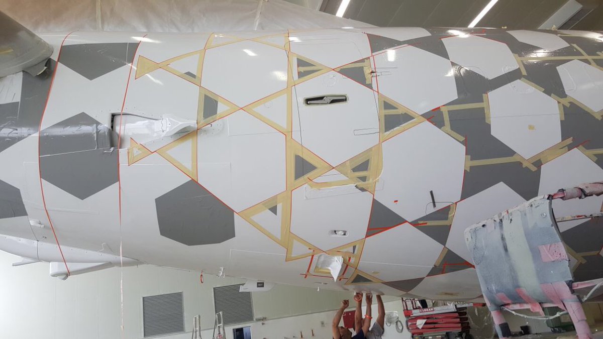 royalairmaroc's tweet image. Les équipes relookent un avion pour fêter avec vous les 60 ans de RAM... Une livrée exceptionnelle  #StayTuned #RAM60