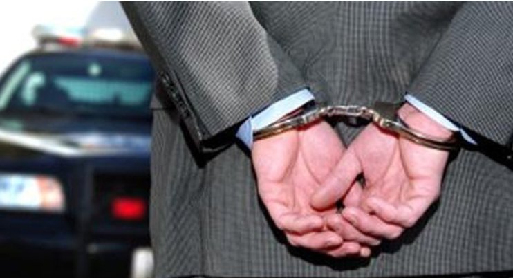 Handcuffs couldn't stop man from proposing to girlfriend bit.ly/2sDRnhP https://t.co/SyJCnpnzsR