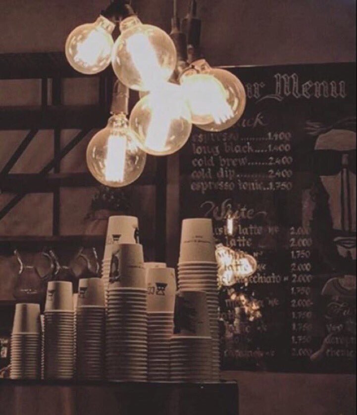 اللّيلُ يعرفُ أسراري ويَكتمها
وليسَ لي صَاحبٌ أوفَى مِن اللّيلِ ..💕