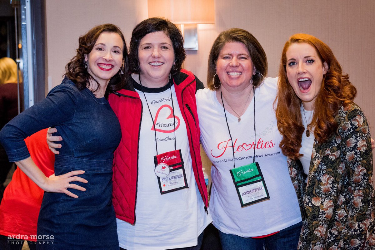 janettemsu's tweet photo. Happy Birthday, Loretta! Hope your day is amazing! #TeamFloMo sends you ❤️❤️❤️! @loretta_walsh #Hearties (📷: @puggy123) https://t.co/FpRXKXyJi7