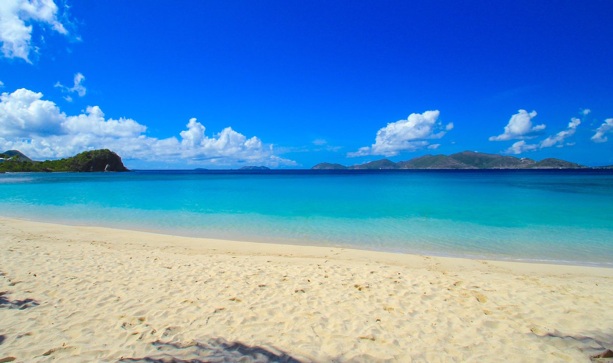 Welcome2Sandbar's tweet photo. How about a #SundayFunday pretending to be pirates at Smuggler's Cove, Tortola? #BringRum - 📸: @Noelle_Not_Noel https://t.co/csAyDOFTtf