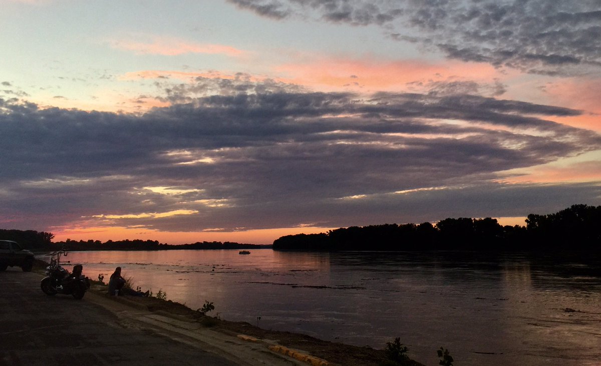 TammiElbert's tweet photo. #Washmo riverfront in the evening. @yourtake #telbertimages #BOMH #SUNSET @sunset_wx @StormHour https://t.co/HbtLvitcG7
