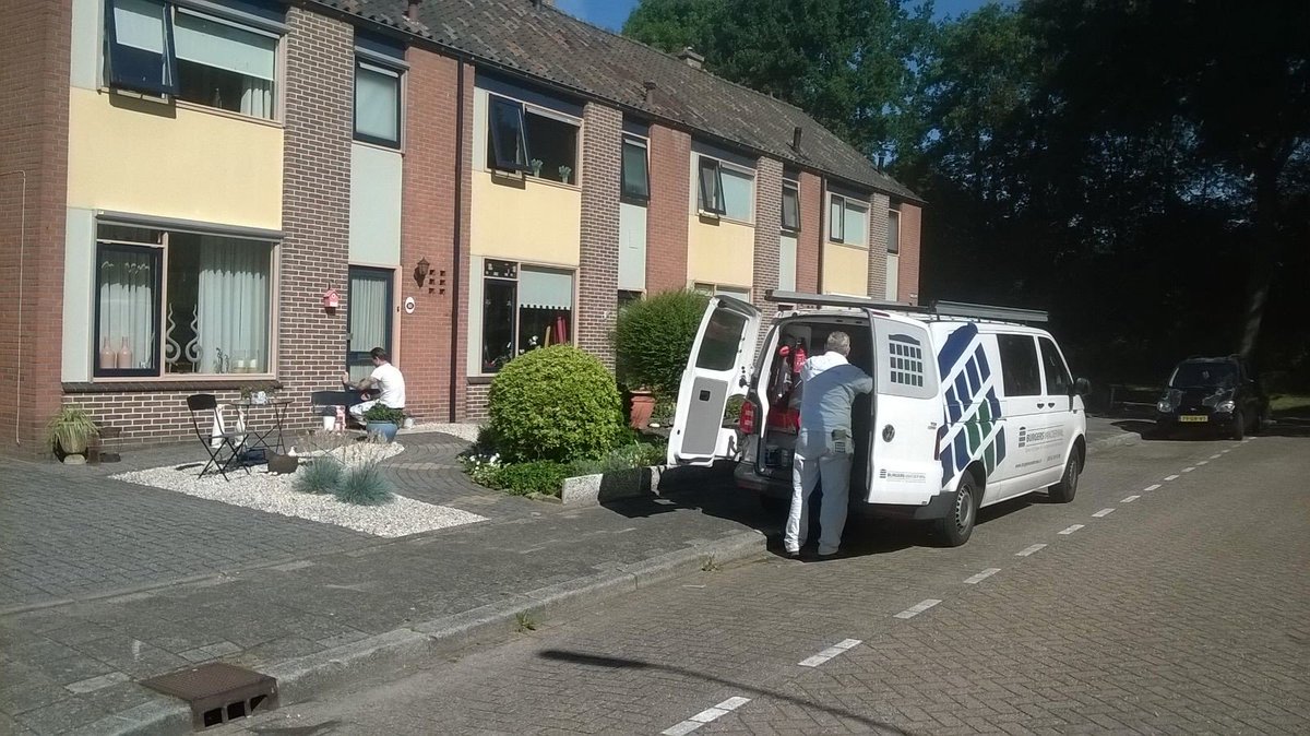 BvdWD's tweet image. Vaklieden van Burgers van der Wal voeren planmatig onderhoud uit aan 82 grondgebonden woningen in Heerde.