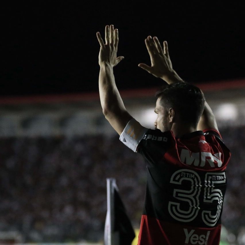 ribasdiego10's tweet photo. Mãos para o alto quem fecha com o #Mengão 😄 #issoaquiéflamengo 🔴⚫️ https://t.co/hyCi4Ej97r