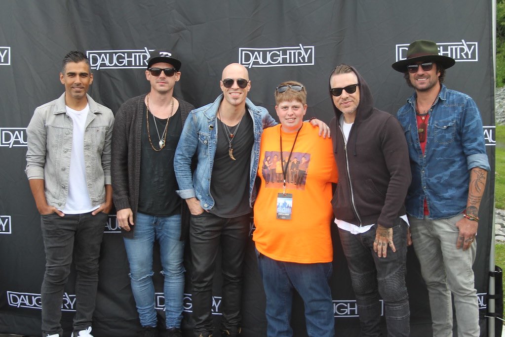 daughtryfan4's tweet photo. #daughtryvip I LOVE THESE GUYS SOO MUCH!! @TheRealJoshPaul @elviofernandes @TheCatRoom @CHRIS_Daughtry #jesteely https://t.co/uGNDHVXTSr