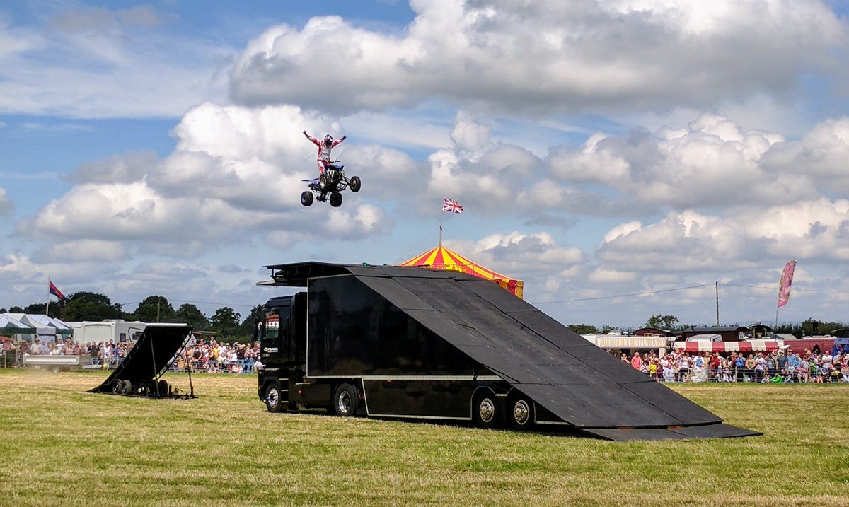 TravelJunkieGrl's tweet image. Amazing aerial stunt display at the #Cheshire Steam Fair this afternoon! Soaring through the skies....
#CheshireSteamFair #stuntdisplay