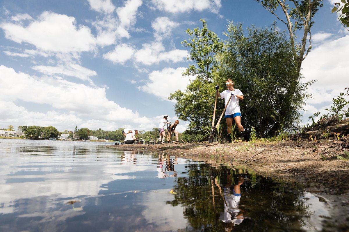 rollinscollege's tweet photo. Course Spotlight: #EnviroStudies Biosphere
Students learn if you want to save the 🌎, you have to get your 🖐️ dirty - https://t.co/OkB1WYgIom https://t.co/4HEsTAMt1a
