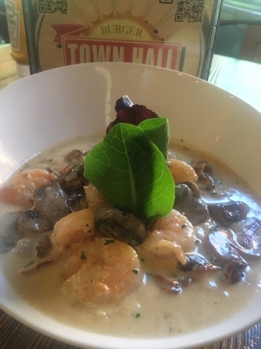 david_sadeghi's tweet photo. Sunday funday in the neighborhood @TownHallBBBC @BriarChapel your favorite brunch items are ready #chickenand waffle #shrimp&grits #Mimosas https://t.co/jkkyzRqlnZ