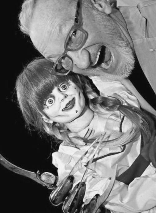 OddNMacabre's tweet photo. #SundayMorning is a great time to hang out with friends...
#horror https://t.co/Ud4QhW9uLy