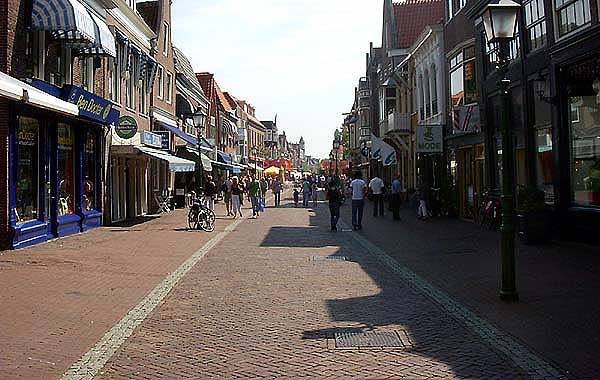 weefmaterialen's tweet photo. Hoorn, nu nog rustig, woensdag 19 juli zijn de straten gevuld met kramen #Weversmarkt. Wij zijn weer aanwezig! Iets nodig? info@patiss.nl https://t.co/hah9hkPybG