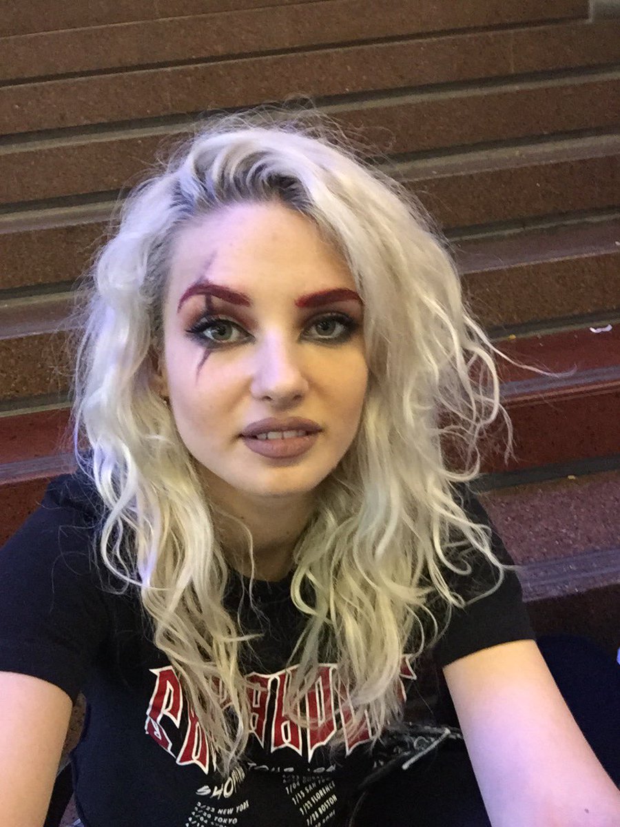 ClaraDoxal's tweet image. Fin de convention, j'ai enlevé ma perruque, j'ai une tête de nouilles instantanées #JapanExpo2017