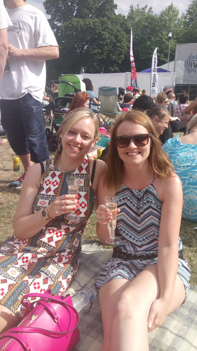Kayleigh_IoT's tweet photo. Getting our rock on ! #basingstokelive https://t.co/DhGnbpfrUY
