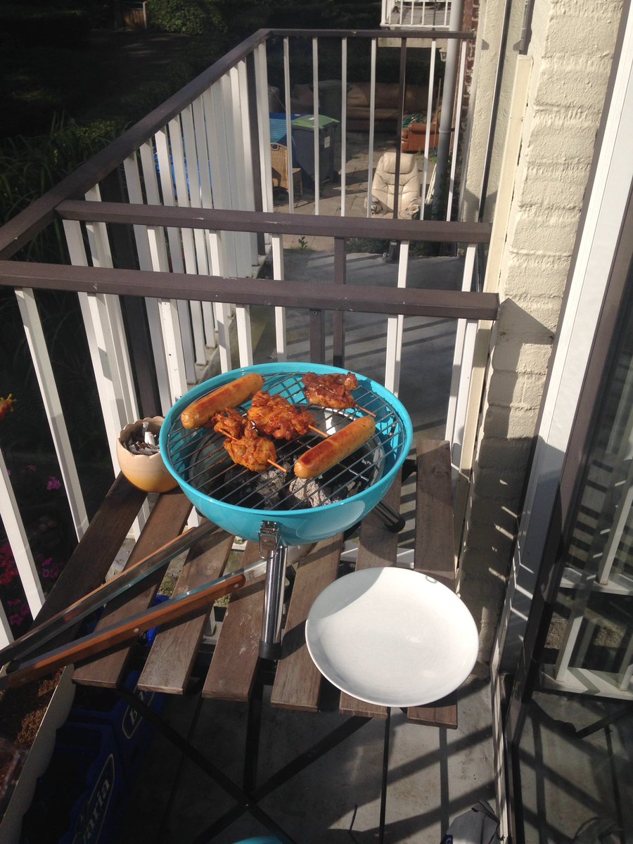 MainFrameSara's tweet image. Lekker miniatuur barbeque met de oude heer