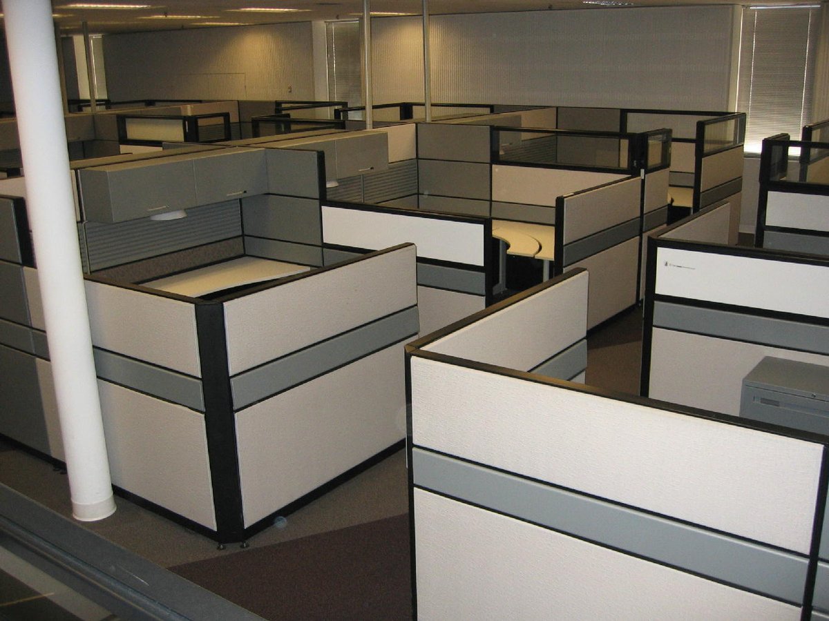 BossReporting's tweet photo. Messy desks, boring cubicles &amp; other ways your office may be turning off clients. https://t.co/SIr5NKH4WZ #legal #lawyers #bossreporting https://t.co/x9d98CbEas