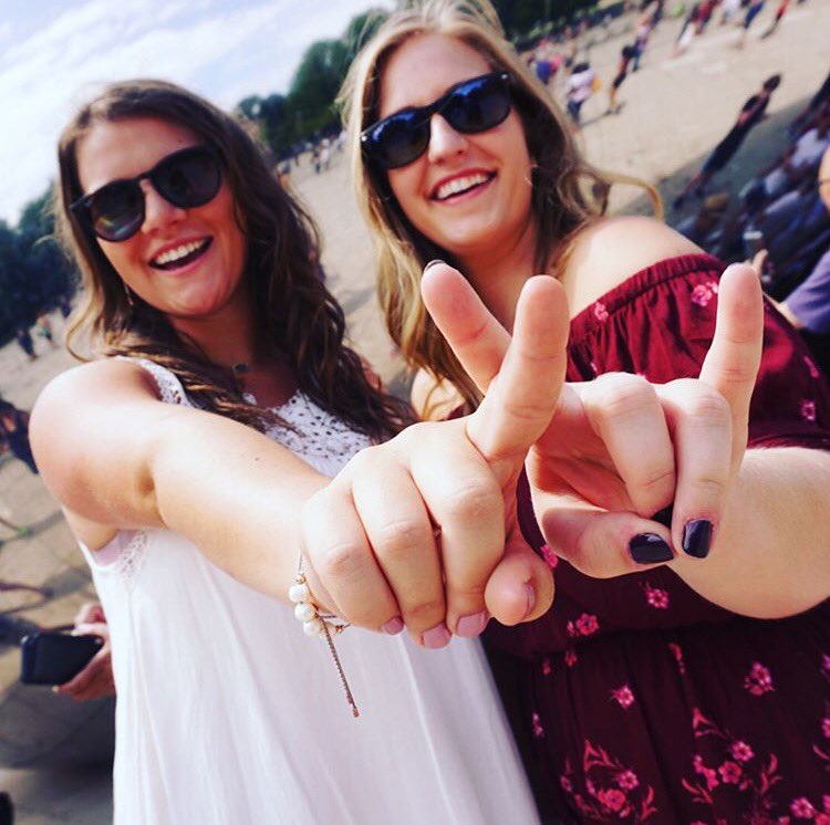 axidatksu's tweet photo. These chicas love Chicago! #AXiDCHICAGO #XiBestSummer https://t.co/6qtcTXtPGU
