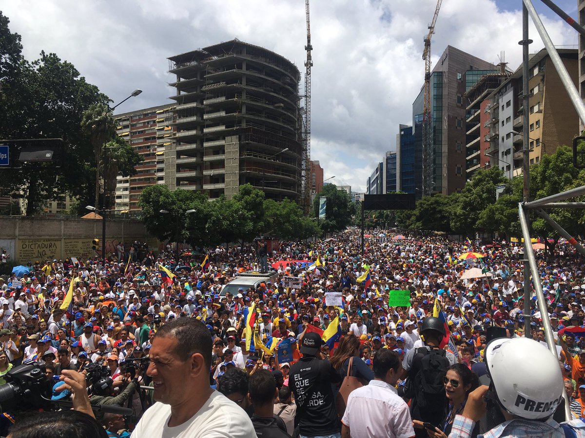 delsasolorzano's tweet image. Así se encuentra chacaito en este momento, con más fuerza que nunca para luchar por Venezuela. #100DíasDeResistencia