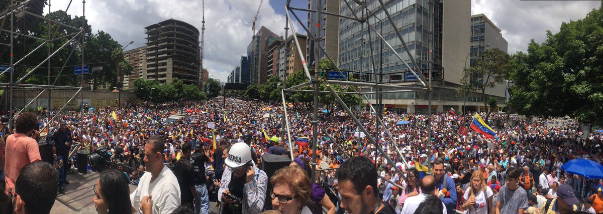 delsasolorzano's tweet image. Así se encuentra chacaito en este momento, con más fuerza que nunca para luchar por Venezuela. #100DíasDeResistencia
