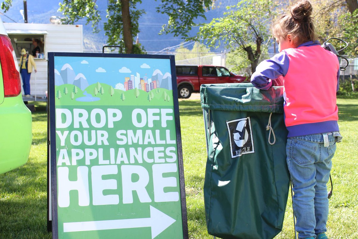 VanMarkets's tweet image. @ElectroRecycle is collecting your old small appliances FOR FREE today at #KitsilanoFM, and entering you to win $100 in Market Money!
