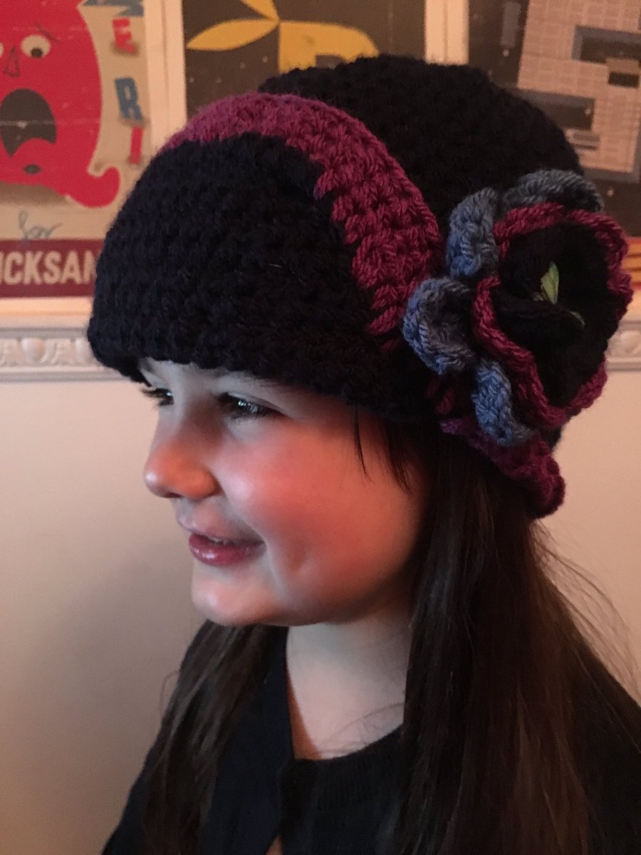 FullaBeanies's tweet photo. @TheoPaphitis #SBS #SmallBusiness hello we are mums who hand make hats in Kent ready for the chilly weather #pompom #beanie #fashion #scarfs https://t.co/hSXAWEzNeA