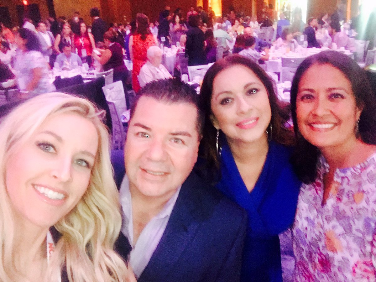 PoRtAvOz's tweet photo. #VayamosJuntos con @NeidaSandoval porque juntos #SomosImparables @UnivisionAZ #NCLR17 https://t.co/SEXIQqE0VZ