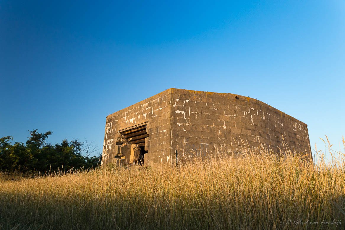 Een van de bunkers op #Walcheren onder strakblauwe lucht. Contrast tussen het teken van onbezorgdheid en asgrauwe #geschiedenis.