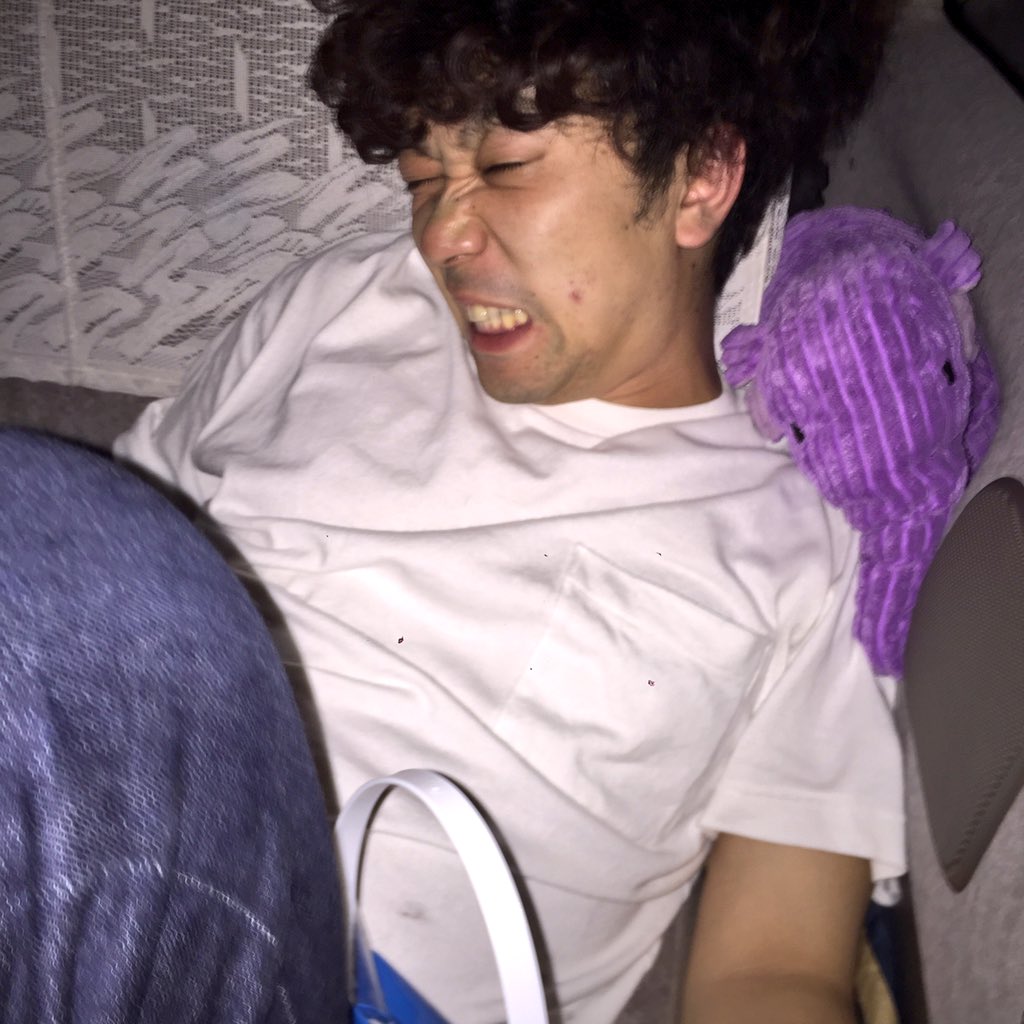 tanbarinnn's tweet photo. 泥酔できないし眠くならないんだよね、このツアー。 普段よりも飲んでるはずなのになぁ。後ろの席のおしっこ我慢の天才の画像あげときます。 https://t.co/J9SZF89QDM