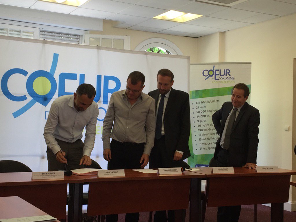 cbberaud's tweet photo. Signature du protocole d’accord entre #CDEA et #Fermesd’Avenir. Magnifique projet pour la #base et le territoire. https://t.co/TEP0xIGwlE