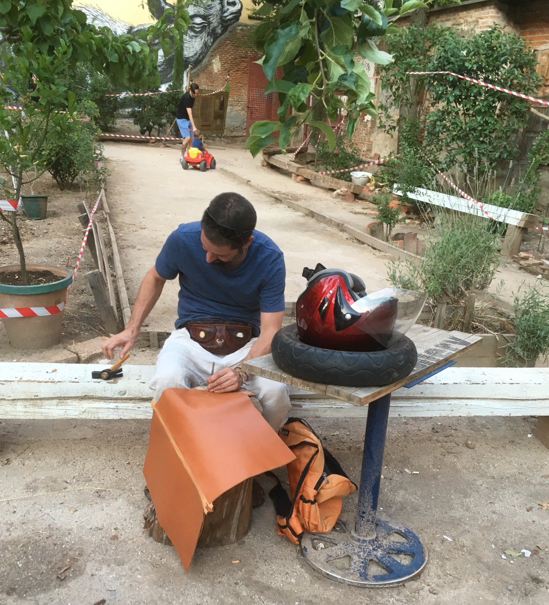 A day of some rest followed by a visit with @wemakeplaces to #Estaesunaplaza where we saw an improvised Workbench #activism #publicspace