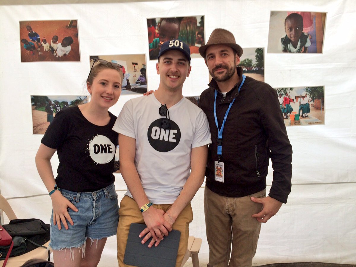 bntglt's tweet photo. 👏 @vilorio_music qui s'engage dans  pour l'éducation des filles en signant la pétition de @ONE_Fr après son concert aux #Déferlantes17 https://t.co/cUFoeWj2Gq