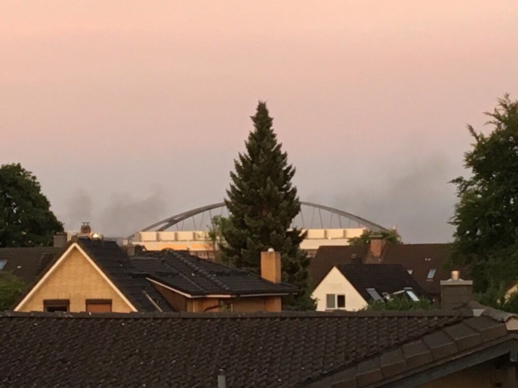 zeitgeist247de's tweet photo. Schwarzer Rauch über Lufthansa Technik am @HamburgAirport Was ist da los? #flughafenhamburg https://t.co/2EQtRBJNXx