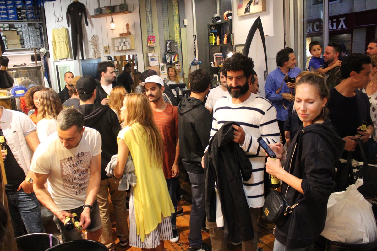 KelerDonostia's tweet photo. ¡Noche mágica ayer en @PukasSurfShop de #Donostia con el artista de @RVCA #MarkOblow realizando un mural en directo! https://t.co/7qaW1bstPP