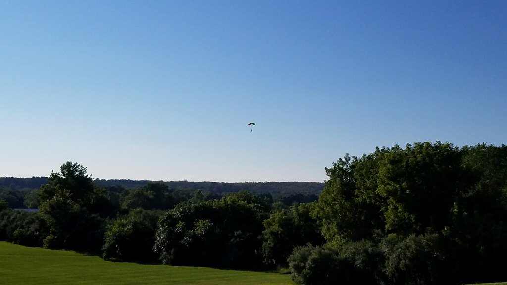 Good beer and #skydiving daredevils at <a href="/ColdCreekBrew/">Cold Creek Brewery</a>. Perfect day to watch the skies with a #ctbeer. #SundayFunday