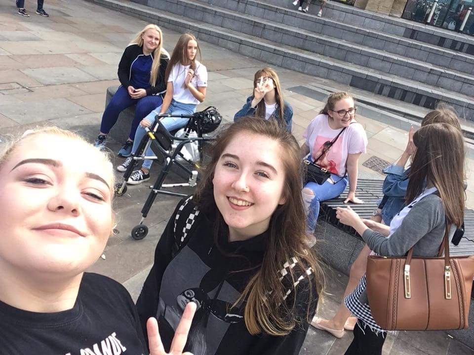 afterglowanna's tweet photo. had such a lovely day at the #dwtmeetupliverpool ♡ all (or most?) of us were at the DWT Manchester 👼♡👼 @ArianaGrande @joangrande https://t.co/U8HWdbgids