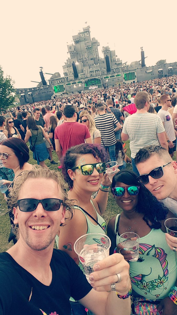 julesvanhest's tweet photo. Gisteren @Dreamfields2017 was weer beregezellig! 😎 https://t.co/xqDwCKnQ5m
