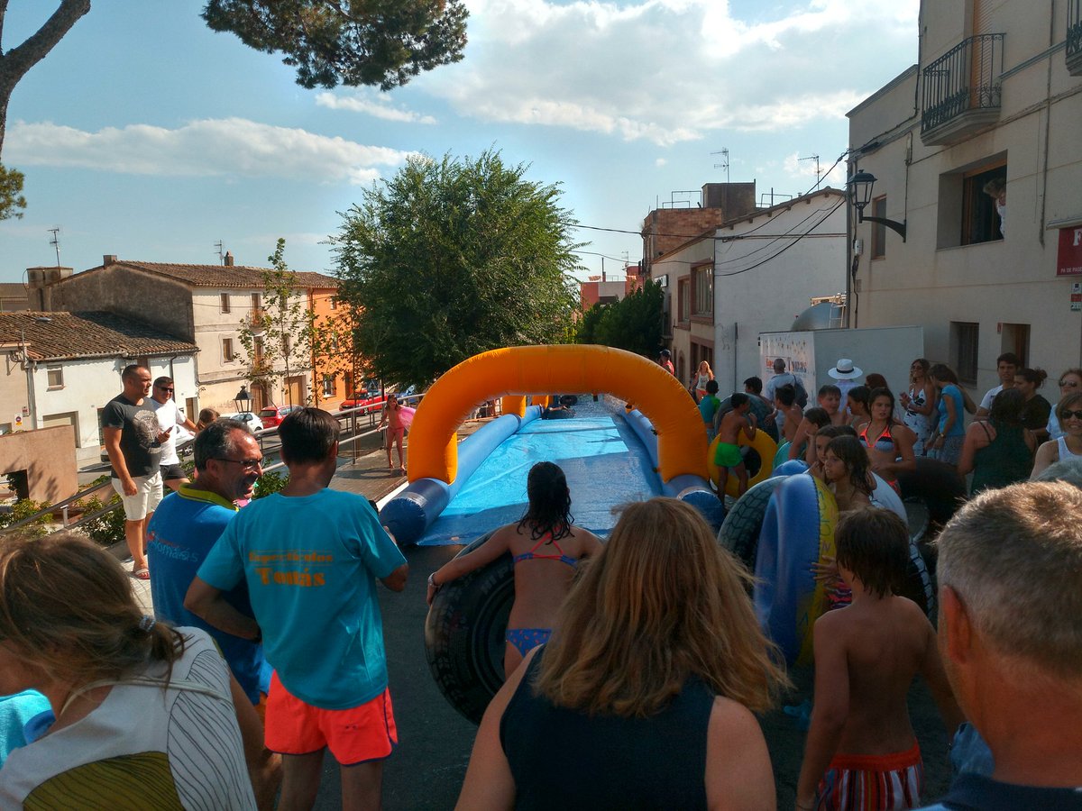 joveslagranada's tweet photo. Gran èxit del tobogan aquàtic urbà! Gràcies per venir! #FMLaGranada17 #AJLG https://t.co/AJpwABU99B