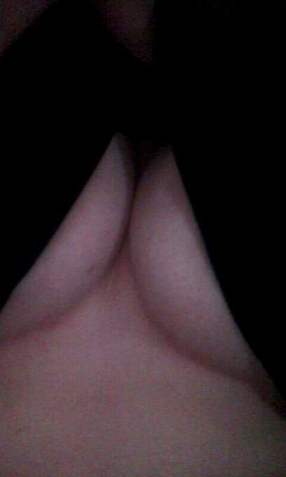 #Sundayfunday underboob peek a boo https://t.co/wLm6UXumu0<a href="/tag/sundayfunday"class="tags">#Sundayfunday</a>