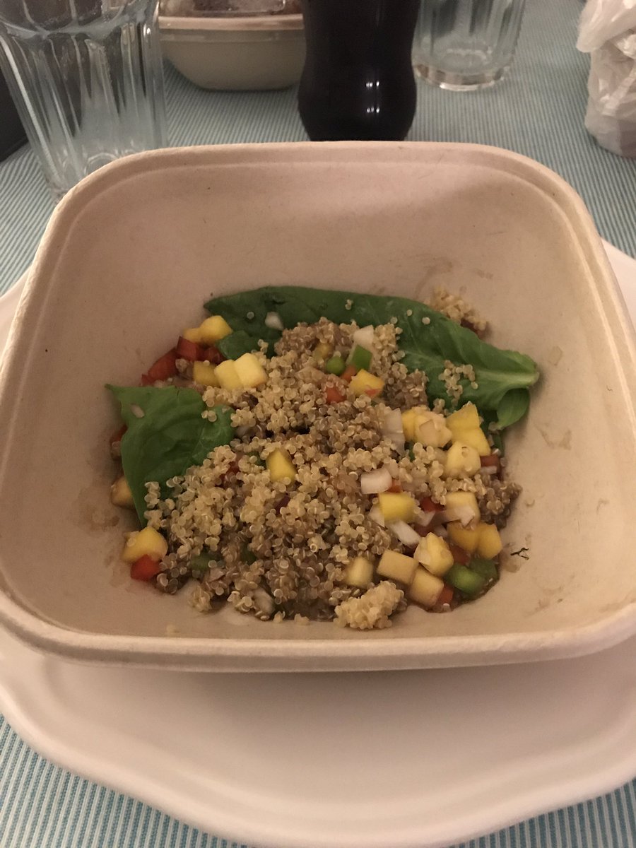 Gran decepción pedir <a href="/Glovo_ES/">Glovo</a> en <a href="/lamasbonitavlc/">La Más Bonita</a> y que te traigan esto! 10'70€ por esta ensalada??? 😤 #graciaspornada #unaynomás