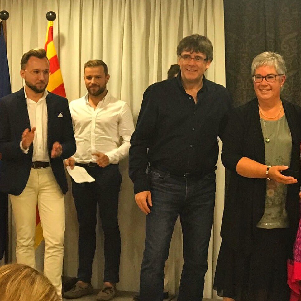 PDeCatSeva's tweet photo. Des del #PDeCAT de #Seva vam fer entrega de l'insígnia de plata a l'Anna Mª Garcia de la mà de @KRLS durant l'entrega del premis #Asterisc. https://t.co/tlIyeeMSYs