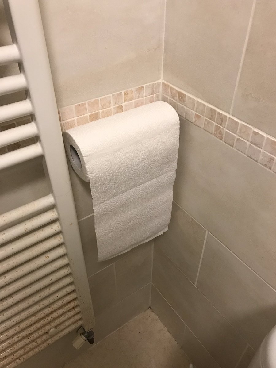 DoubleRyanG's tweet photo. Update on the "toilet" roll situation.

The kitchen roll is blending in, the rest of the bathroom hasn't noticed... yet.

#stealthroll https://t.co/2KcgvnkreX