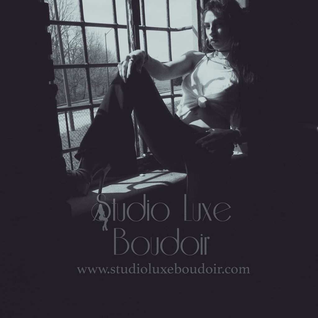 studioluxeindy's tweet photo. #Studioluxeboudoir #ownit #yourebeautiful #youreamazing #indyboudoir #bwphotography #curvy https://t.co/gOoqEEtPFp