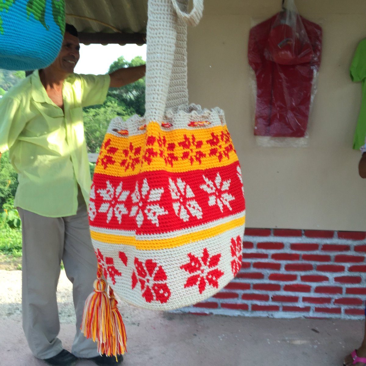 claraevalencia's tweet photo. Recuperando el rastro de los patrones Mokaná - Malibú con Divina Urueta, artesana líder de la comunidad de Chorreras. https://t.co/TsfHjIqrgP