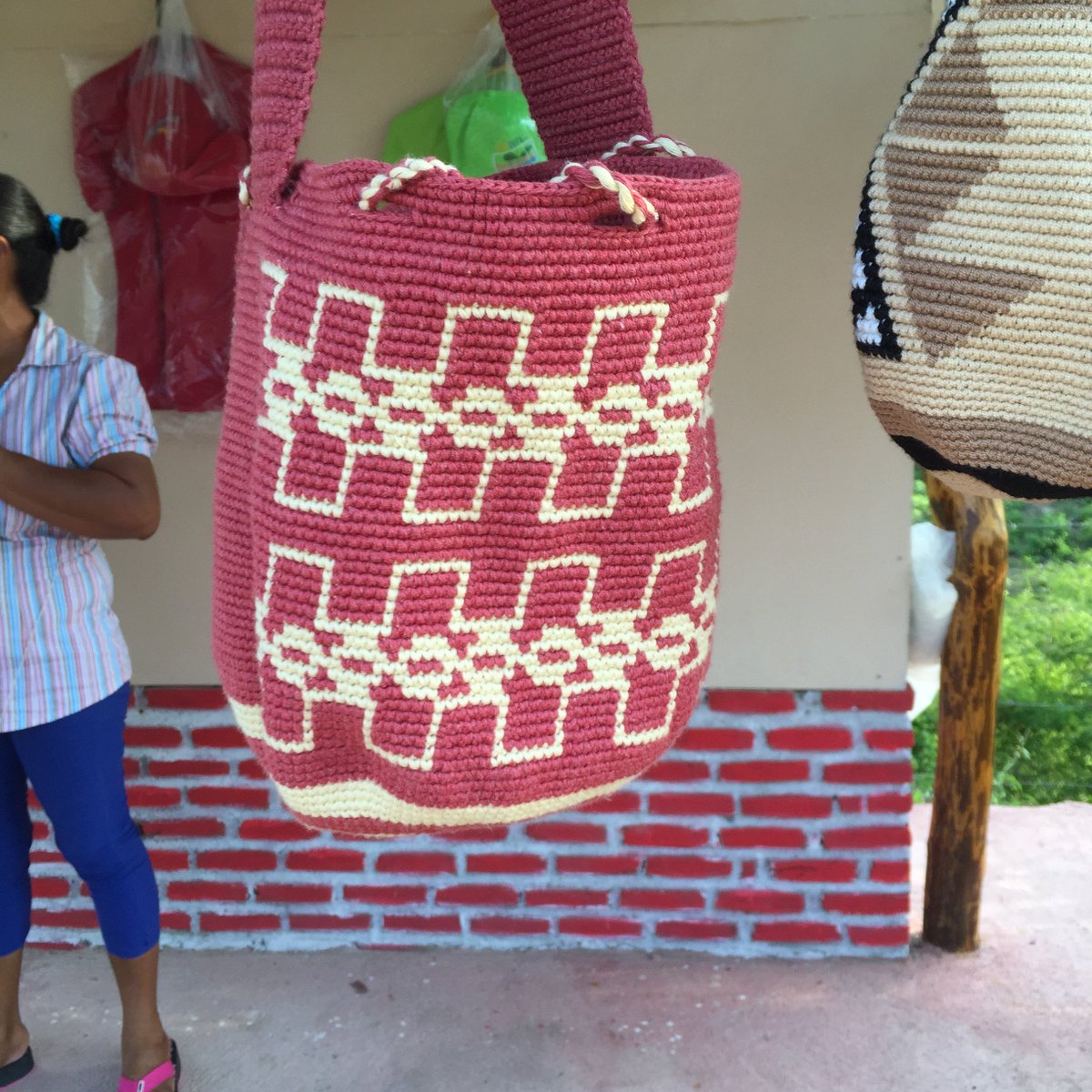 claraevalencia's tweet photo. Recuperando el rastro de los patrones Mokaná - Malibú con Divina Urueta, artesana líder de la comunidad de Chorreras. https://t.co/TsfHjIqrgP