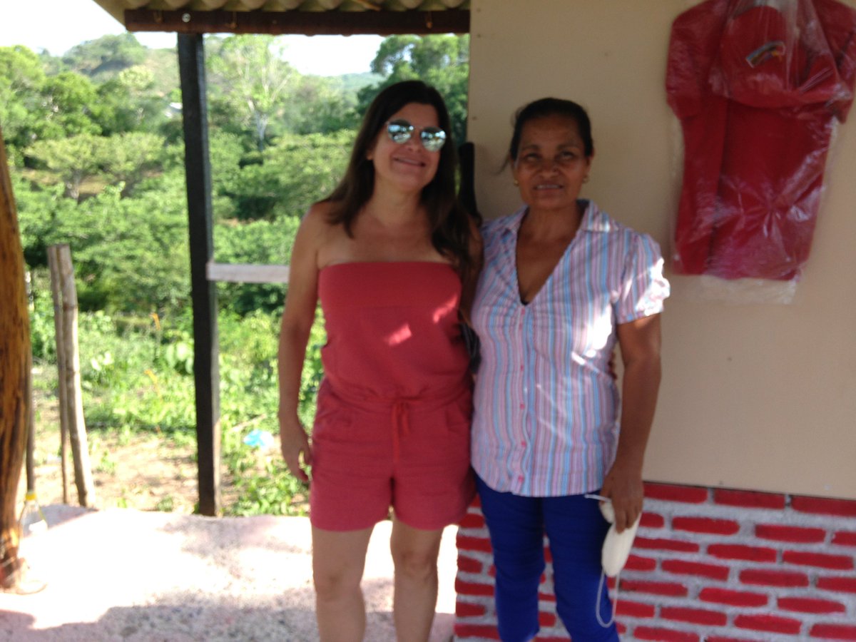 claraevalencia's tweet photo. Recuperando el rastro de los patrones Mokaná - Malibú con Divina Urueta, artesana líder de la comunidad de Chorreras. https://t.co/TsfHjIqrgP