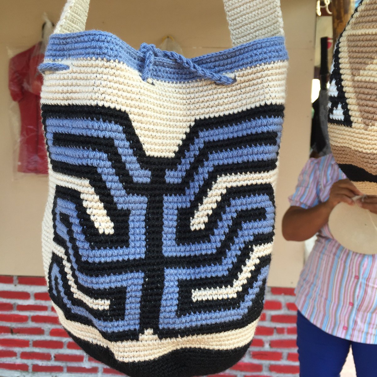 claraevalencia's tweet photo. Recuperando el rastro de los patrones Mokaná - Malibú con Divina Urueta, artesana líder de la comunidad de Chorreras. https://t.co/TsfHjIqrgP
