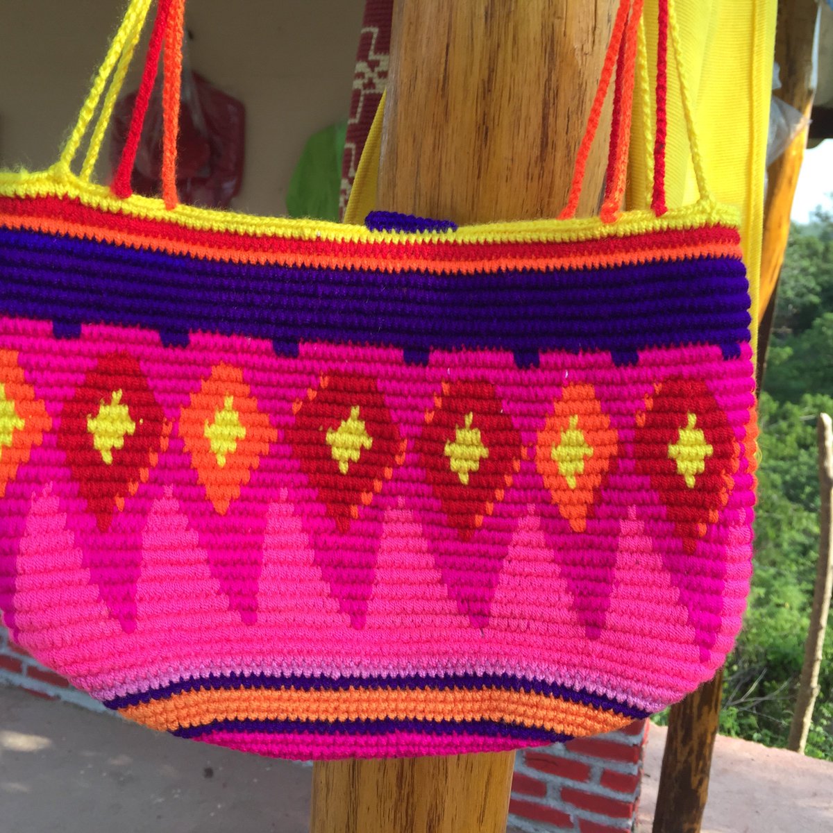 claraevalencia's tweet photo. Esta comunidad se ha venido especializando en el tejido de mochilas, sombreros y para ello utilizan diferentes materiales. https://t.co/gHD5pvuPjJ