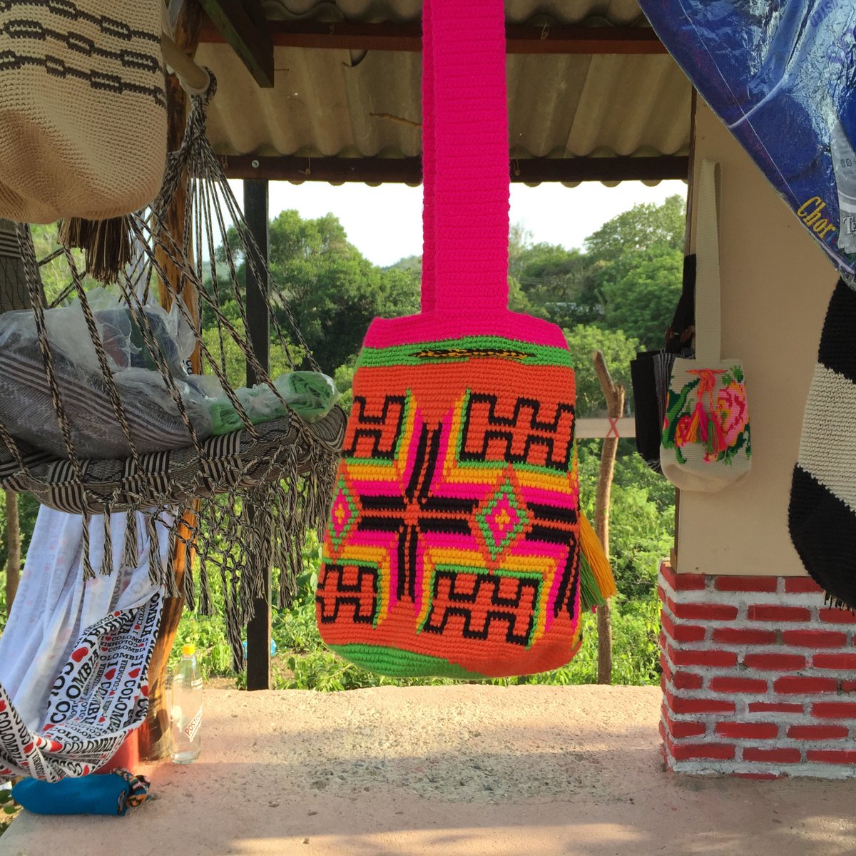 claraevalencia's tweet photo. Esta comunidad se ha venido especializando en el tejido de mochilas, sombreros y para ello utilizan diferentes materiales. https://t.co/gHD5pvuPjJ