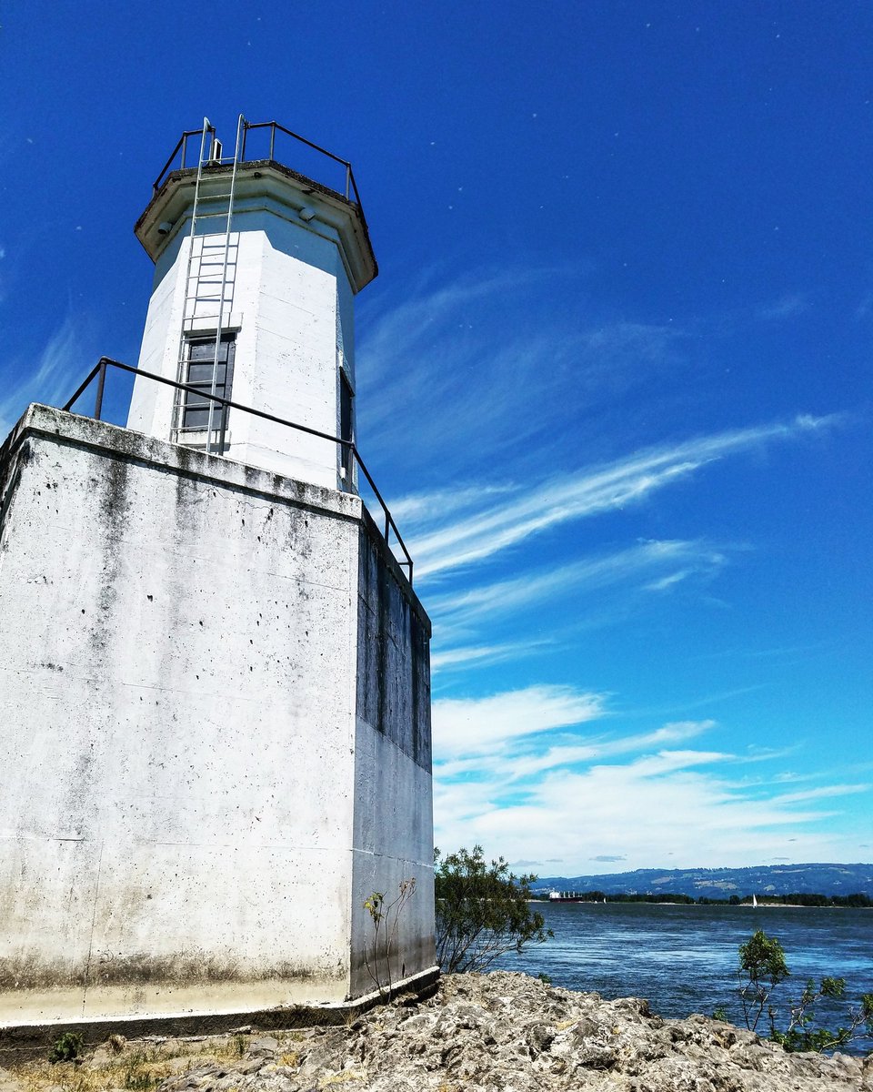 jondavidson's tweet photo. Oregon's tiniest lighthouse. #sauvieisland #lighthouse #warriorpoint #exploregon #oregonexplored https://t.co/45crDwWs3y